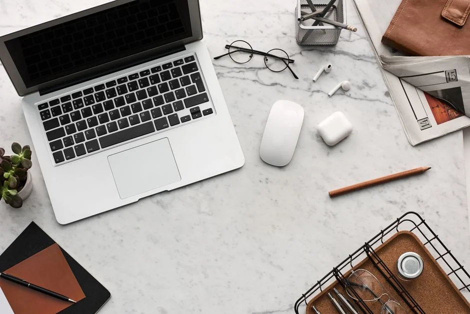 Vue de dessus de graphiques et d’un smartphone dans un bureau, mettant en avant l’analyse de données.