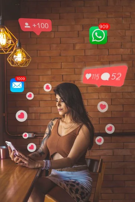 Mains en train de taper sur un ordinateur portable, avec des graphiques de cryptomonnaies et l’écran d’un smartphone visibles, dans un univers centré sur la finance numérique.